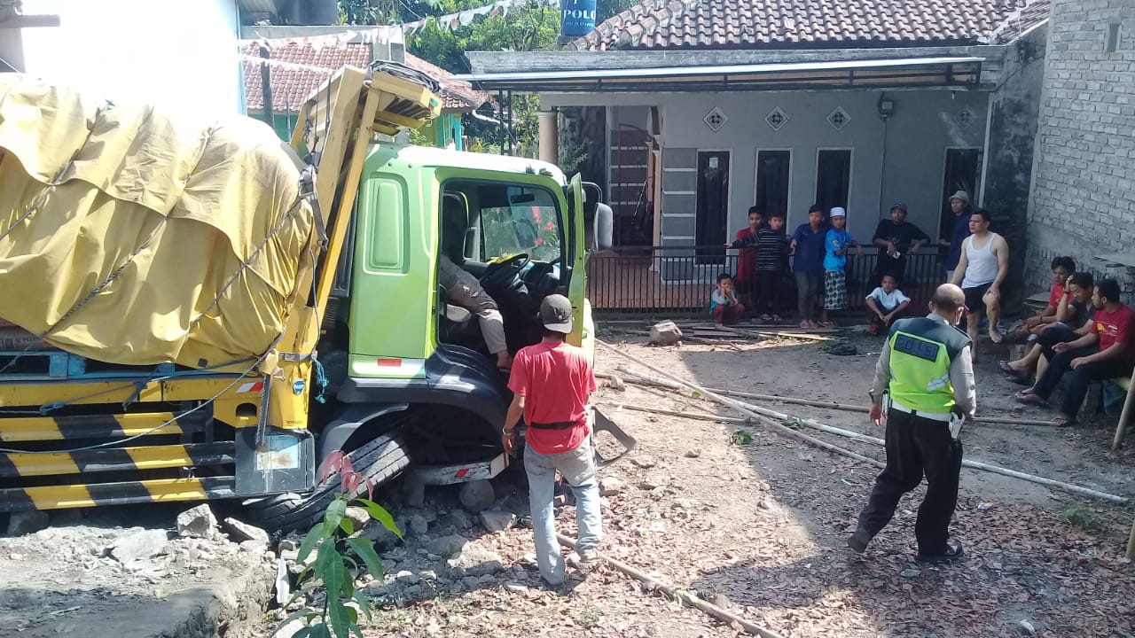 Rem Blong, Truk Semen Hantam Rumah dan Sepeda Motor di Gekbrong Cianjur