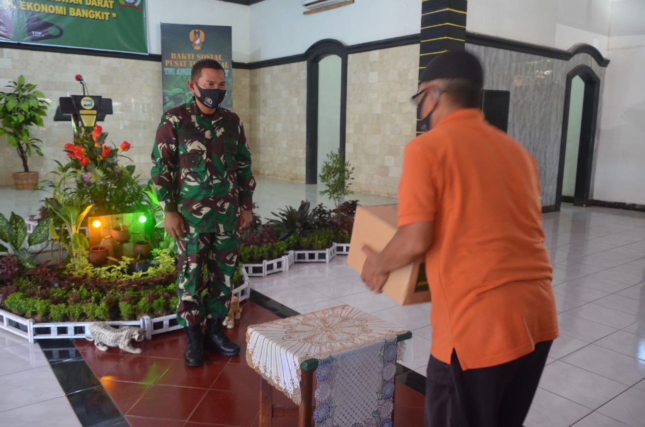 Puster TNI AD Bagikan Paket Sembako ke Warga Terdampak Covid-19 di Cianjur