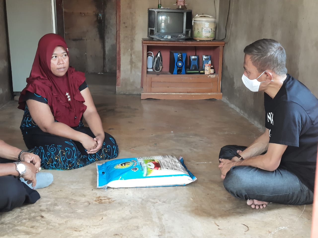 Tb Mulyana Bantu KPM Penerima Beras Bercampur Biji Plastik di Bojongpicung Cianjur