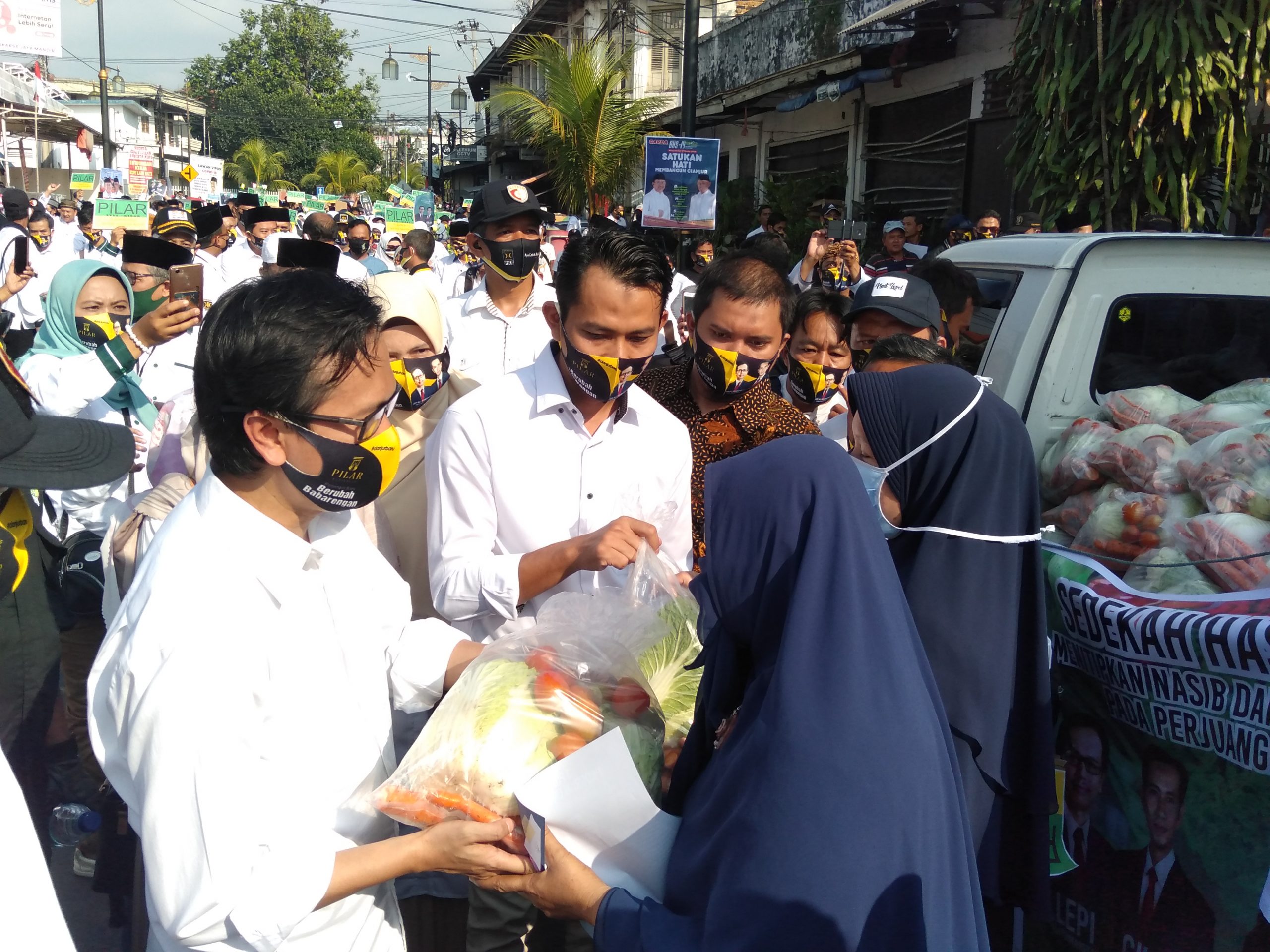 Daftar ke KPU Jalan Kaki, Lepi-Gilar Bagikan Sayur ke Warga