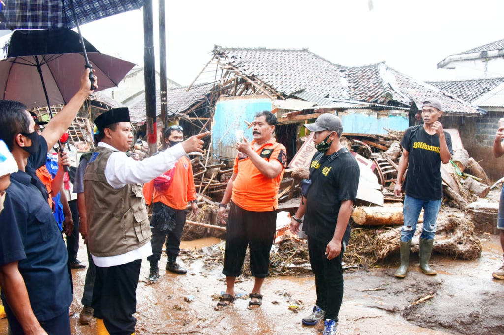 Tinjau Lokasi Banjir Bandang di Cicurug Sukabumi, Wagub Jabar: Kami Turut Prihatin