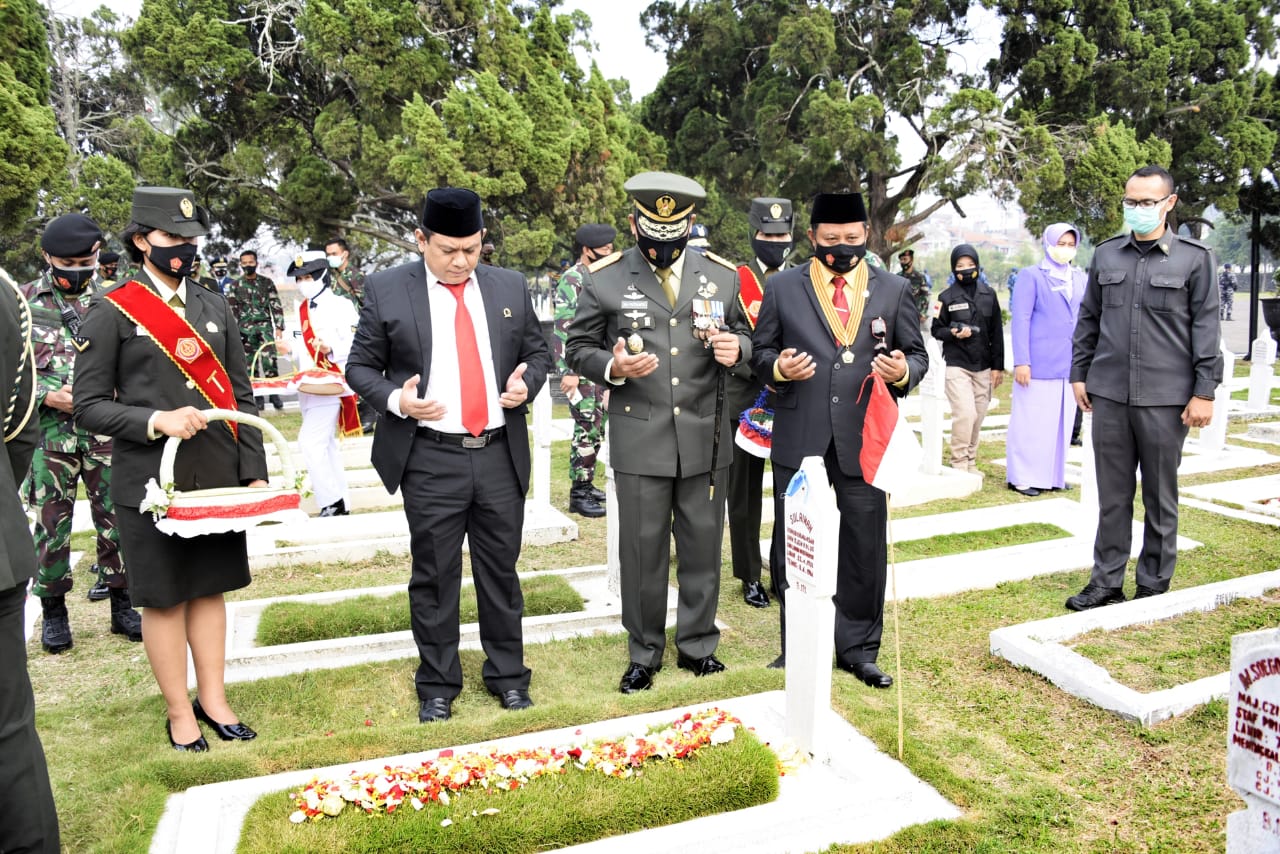 Peringati HUT TNI Uu Ziarah ke Makam Pahlawan