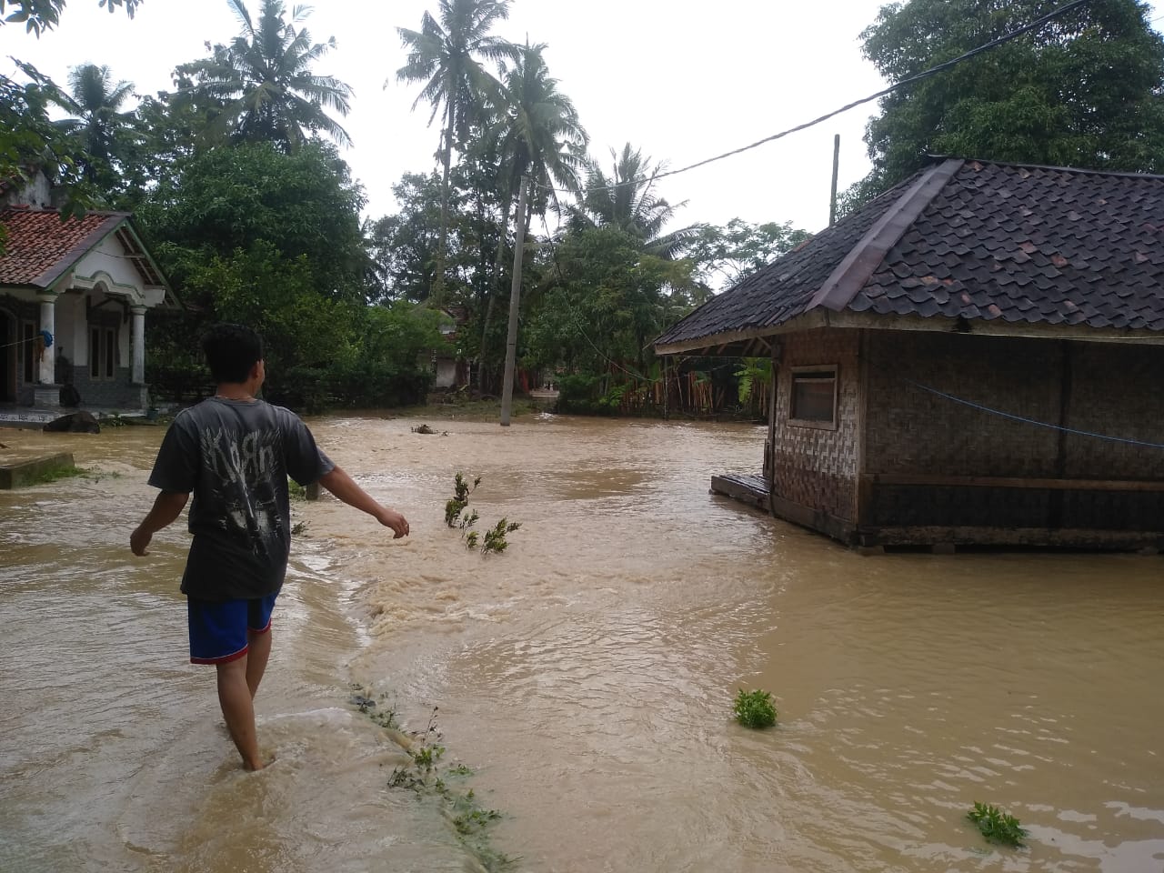 Cianjur Selatan Dilanda Banjir dan Longsor, Pjs Bupati Imbau Warga Selalu Waspada