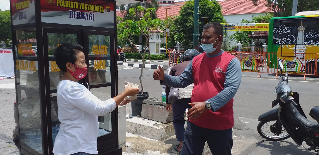 Berbagi Di Tengah Pandemi, Polresta Yogyakarta Sediakan Nasi Bungkus Gratis Setiap Hari