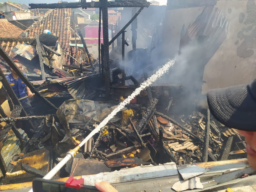 Kebakaran Hanguskan Tiga Rumah di Kelurahan Muka Cianjur