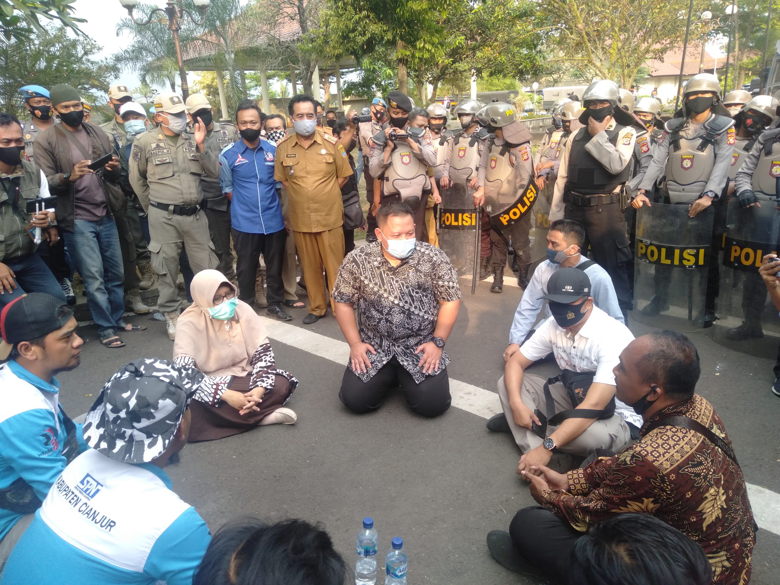 Duduk di Jalan, Anggota DPRD Cianjur Dengarkan Aspirasi Buruh