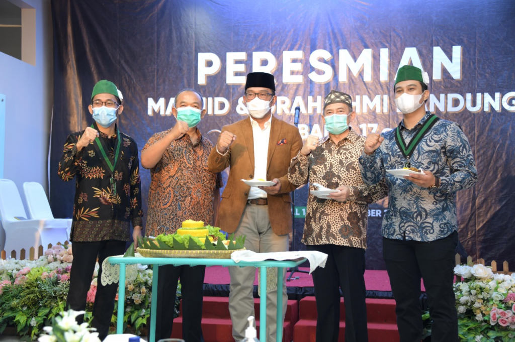 Ridwan Kamil Resmikan Masjid dan Graha HMI Bandung