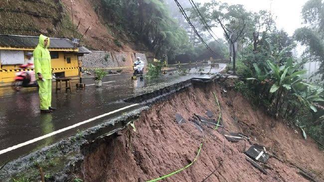 Hati-hati Jalur Puncak Rawan Longsor