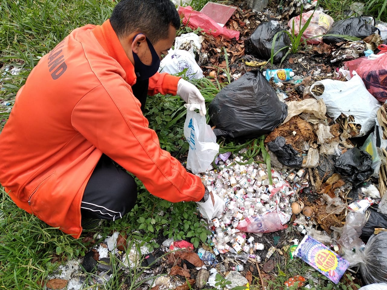 Bahaya! Limbah B3 Dibuang di Pinggir Jalan Raya Pacet Cianjur