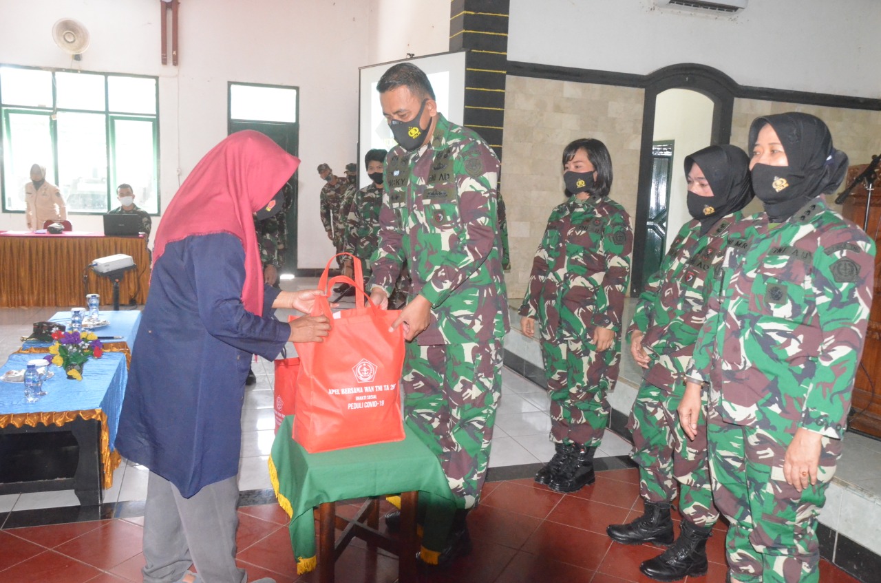 Baksos di Cianjur, Wan TNI Bagikan Paket Sembako ke Warga Terdampak Covid-19