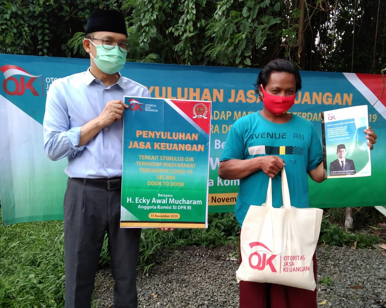 Ecky Bersama OJK Bagikan Sembako dan Penyuluhan Stimulus Jasa Keuangan di Cianjur