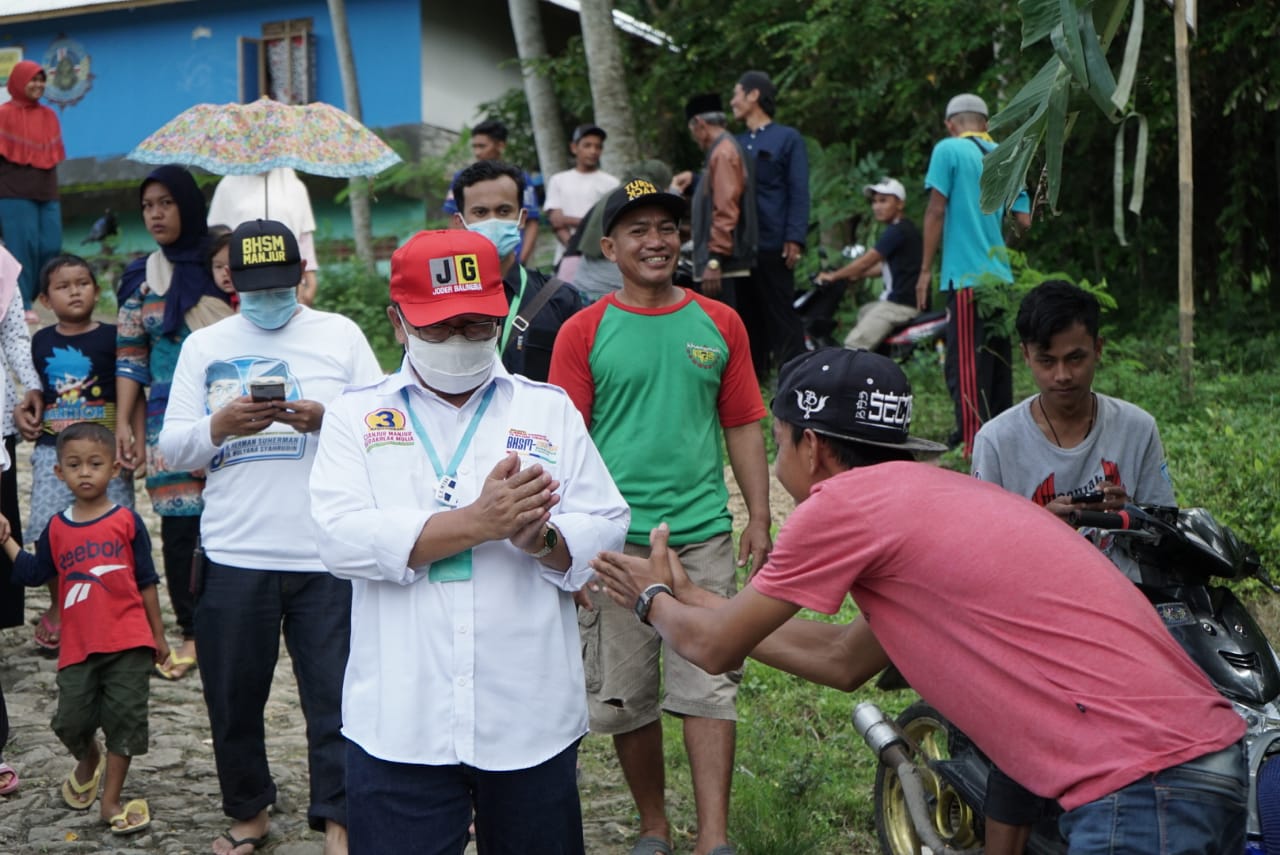 Dikunjungi Herman, Warga Agrabinta Serukan Yel-yel Cianjur Selatan Ngajadi