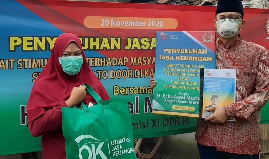 Ecky dan Tim Salurkan Bantuan Sembako serta Penyuluhan Jasa Keuangan di Cianjur