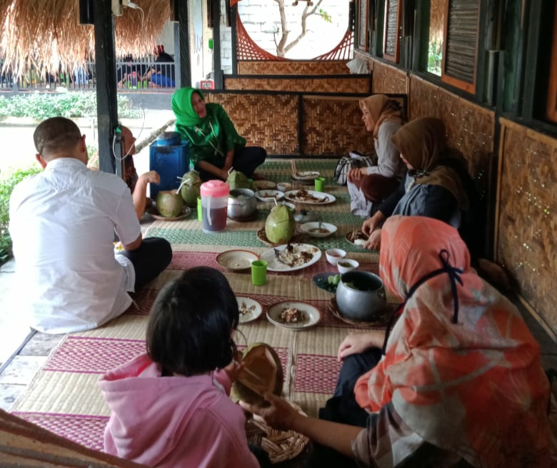 Meeting Sambil Makan, RM Teh Sari Nasi Liwet Jadi Pilihan Tepat