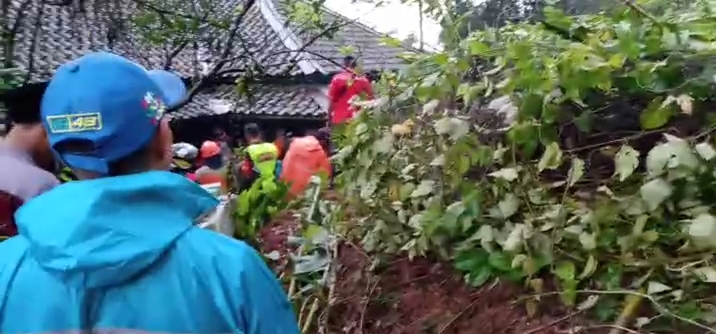 Longsor Timbun Jalan Utama Sukanagara-Pagelaran Cianjur, Dikabarkan Pengendara Motor Jadi Korban