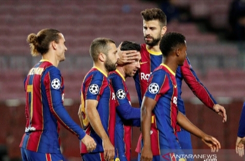 Gerard Pique Harap Messi Bertahan di Barcelona