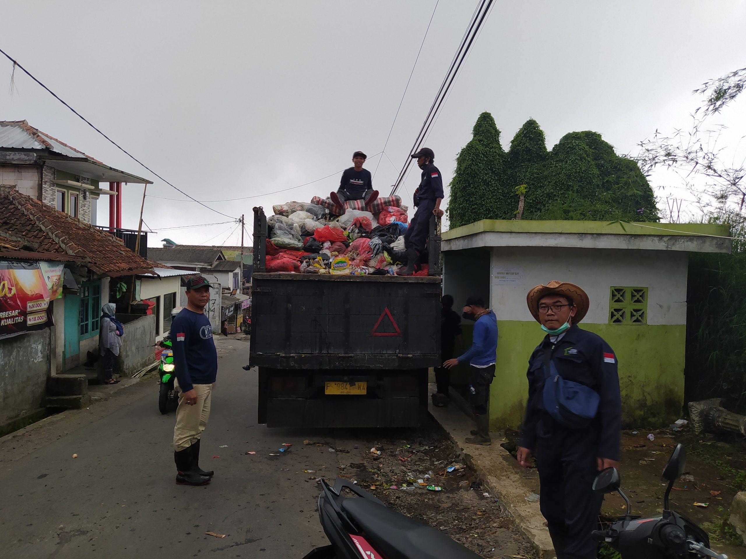 BUMDes Sukatani Cianjur Kendalikan Sampah dengan Gotong Royong