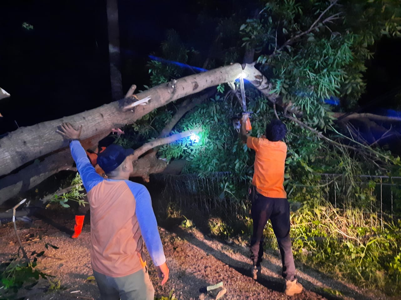 Cianjur Dilanda Angin Kencang, Pemotor Tewas Tertimpa Tembok