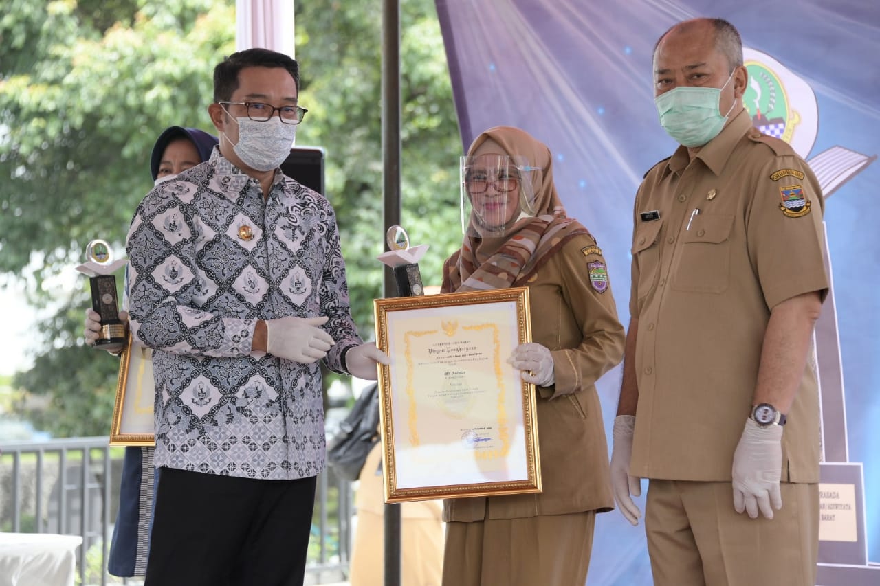 Ridwan Kamil Serahkan Penghargaan Raksa Prasada 2020