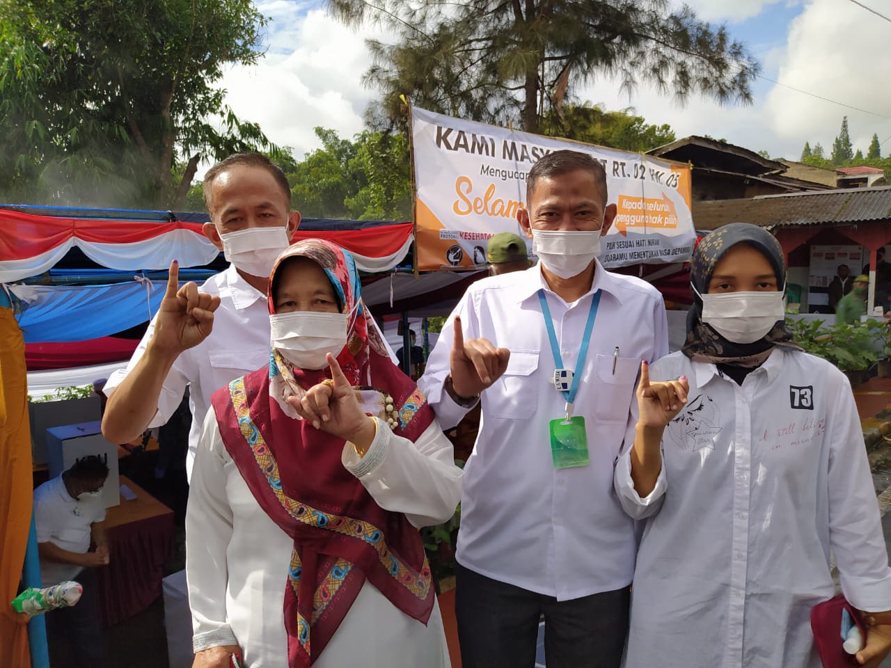 Pilkada Cianjur, Tb Mulyana dan Keluarga Nyoblos di TPS 10 Desa Cipendawa Pacet