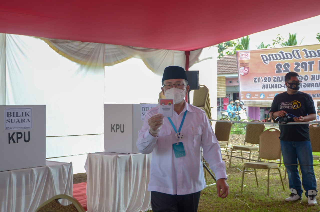 Cabup Herman Suherman Nyoblos di TPS 22 Limbangansari Cianjur