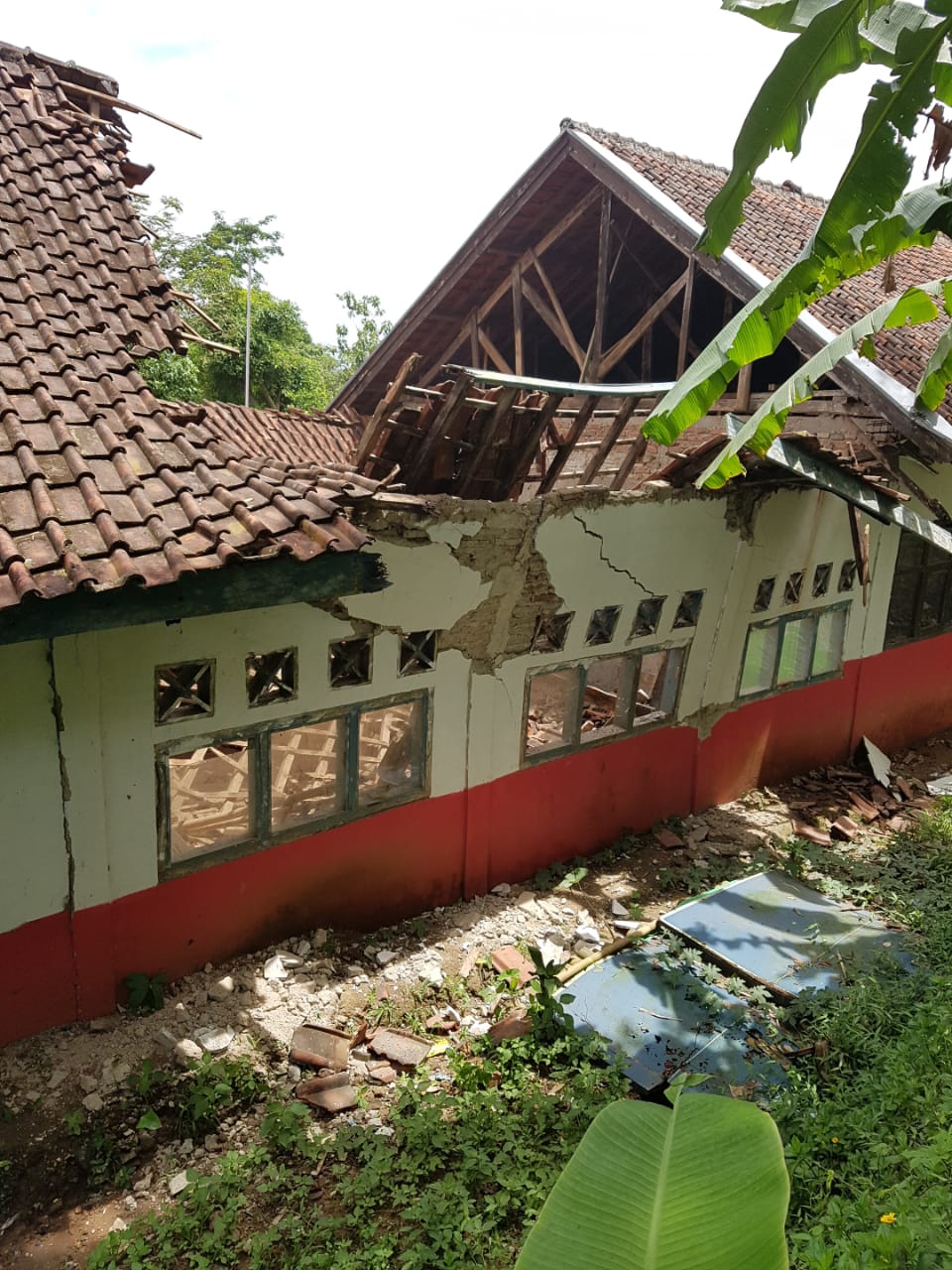 Akibat Hujan Deras Sekolah di Cianjur Ambruk