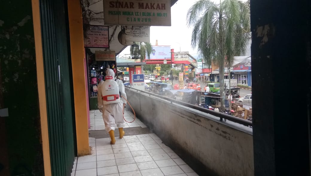 Pakai APD Lengkap, Petugas PMI Cianjur Datangi Pasar Muka, Semprot Disinfektan