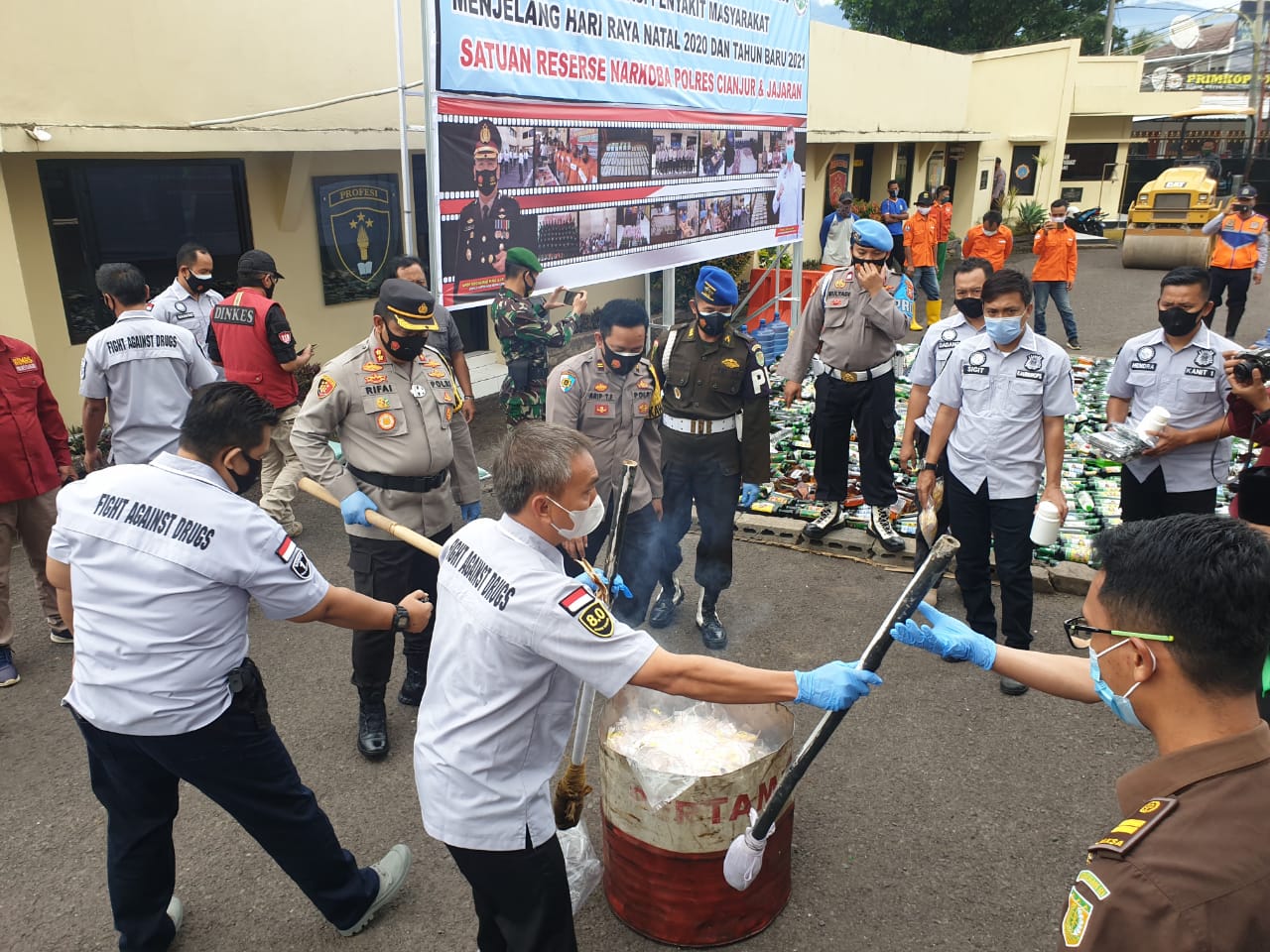 Polres Cianjur Musnahkan Ribuan Botol Miras dan Narkoba