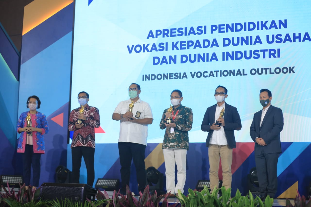 PLN Raih Penghargaan Pendidikan Vokasi dari Kemendikbud