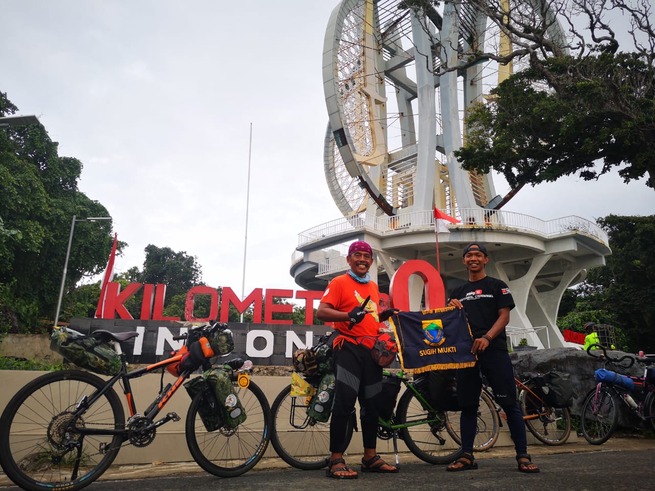 Tempuh Ribuan Kilometer Selama 48 Hari, Dua Goweser Cianjur Sampai di Titik Kilometer 0 Indonesia