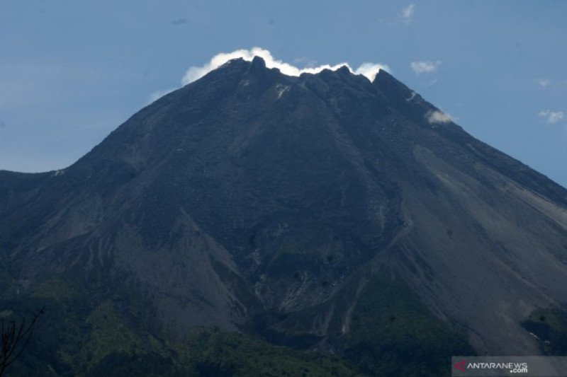 Awan Panas Guguran Gunung Merapi Picu Hujan Abu Tipis