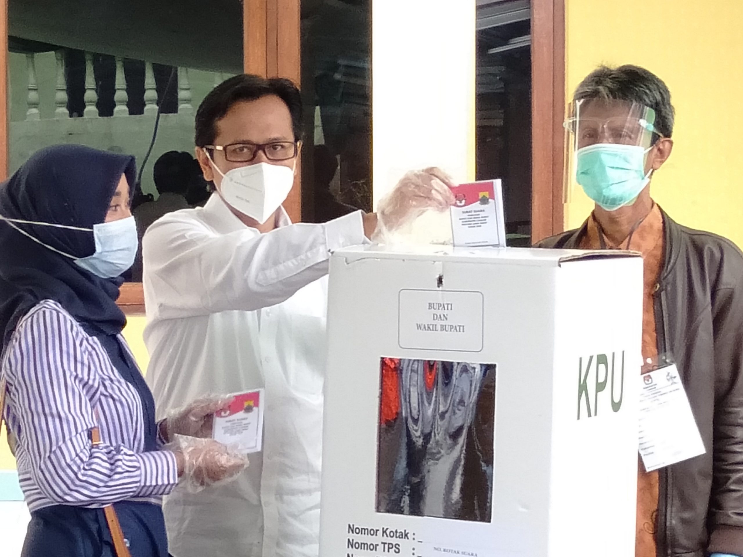 Pilkada Cianjur, Cabup Lepi Ali Firmansyah Nyoblos di TPS 08 Solokpandan