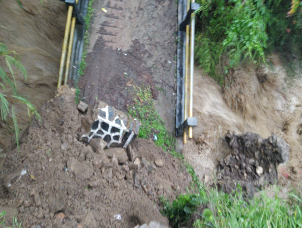 Jembatan Ambruk dan Puluhan Rumah Terancam Longsor di Desa Sukabungah, Campakamulya Cianjur