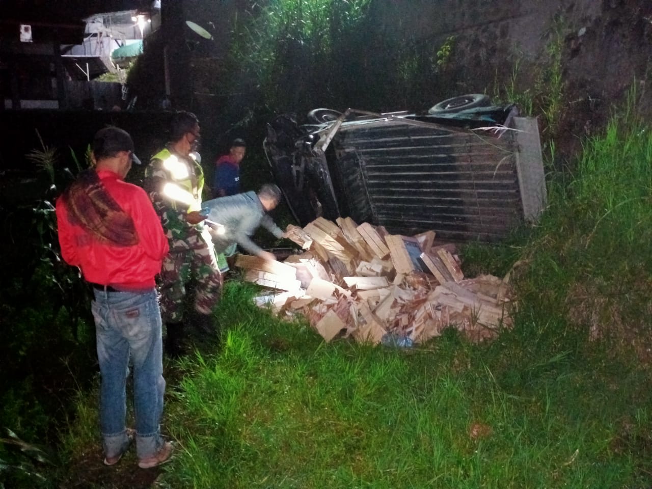 Diduga Tak Kuat Nanjak, Mobil Pick Up Bermuatan Keramik Terperosok ke Jurang di Sukatani Cianjur