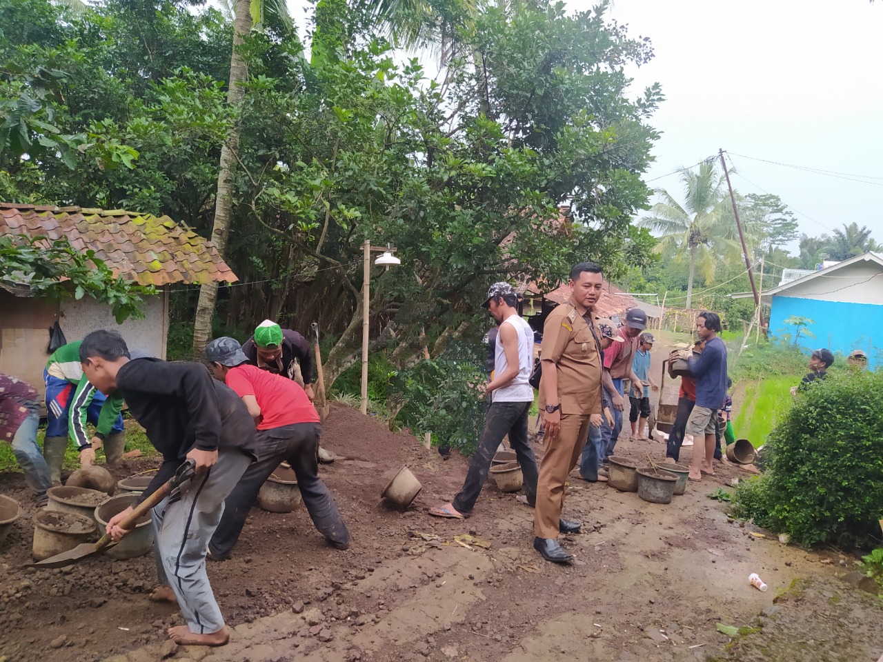 Sempat Tertunda, Pembangunan Jalan di Desa Cibadak Cianjur Dilanjutkan Kembali