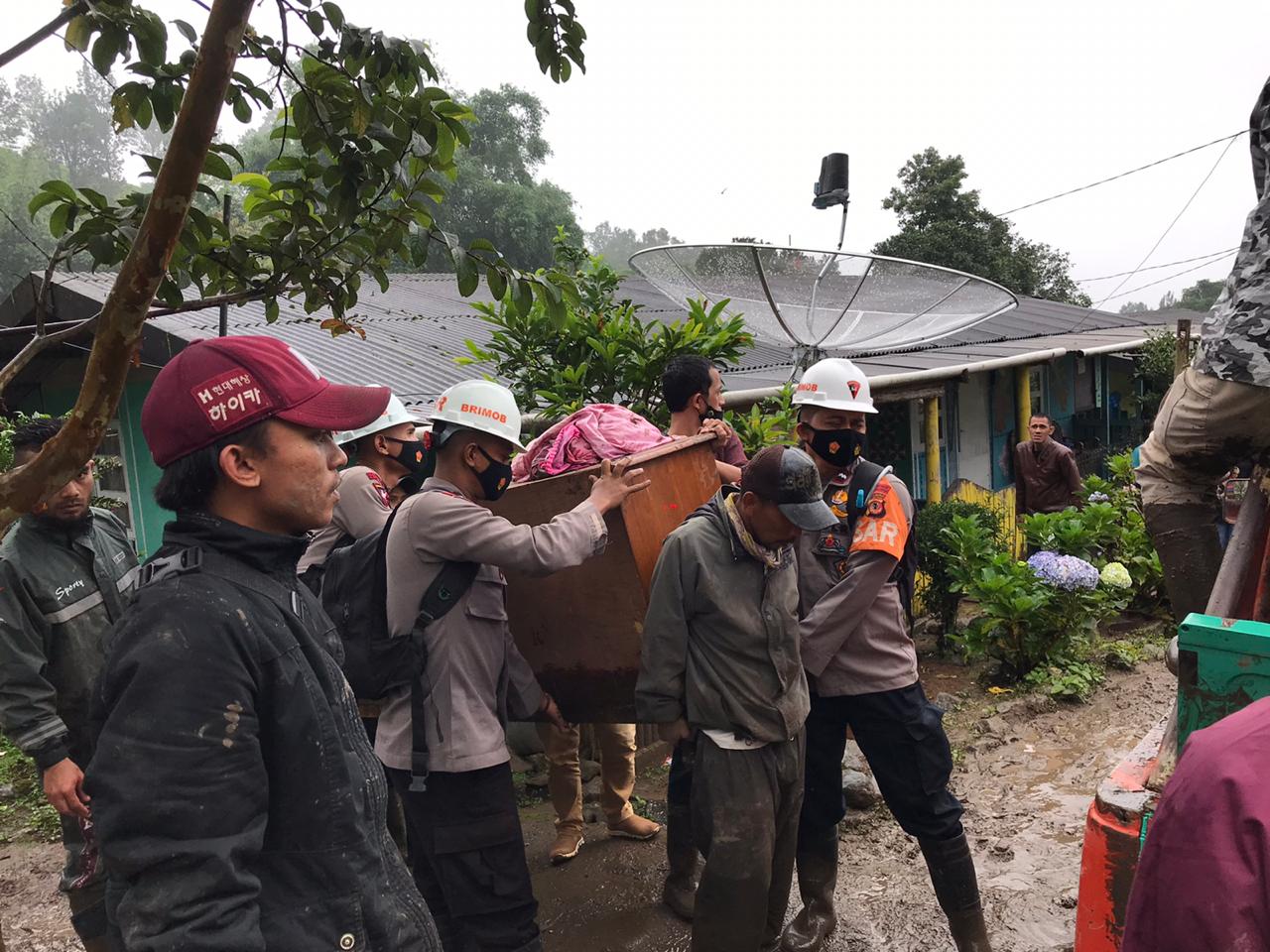 Banjir Bandang Landa Gunung Mas Puncak Bogor, Brimob Polda Jabar Terjunkan Tim SAR