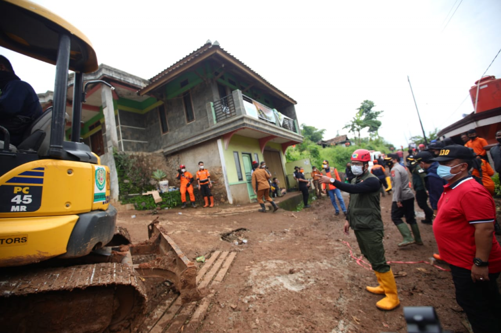 Ridwan Kamil Tinjau Lokasi Longsor Cimanggung Sumedang