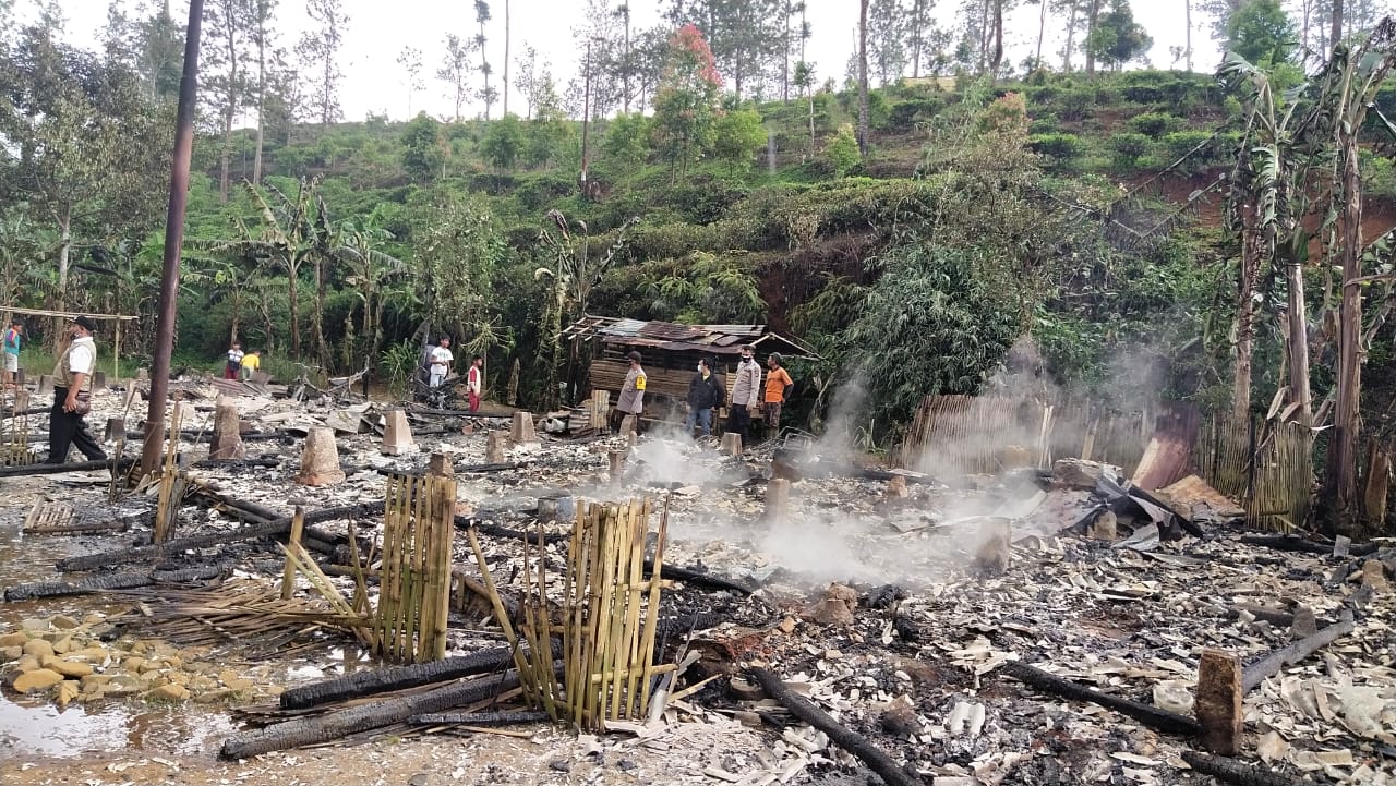 Diduga Korsleting Listrik, Enam Rumah Karyawan Perkebunan Teh Campaka Cianjur Ludes Terbakar