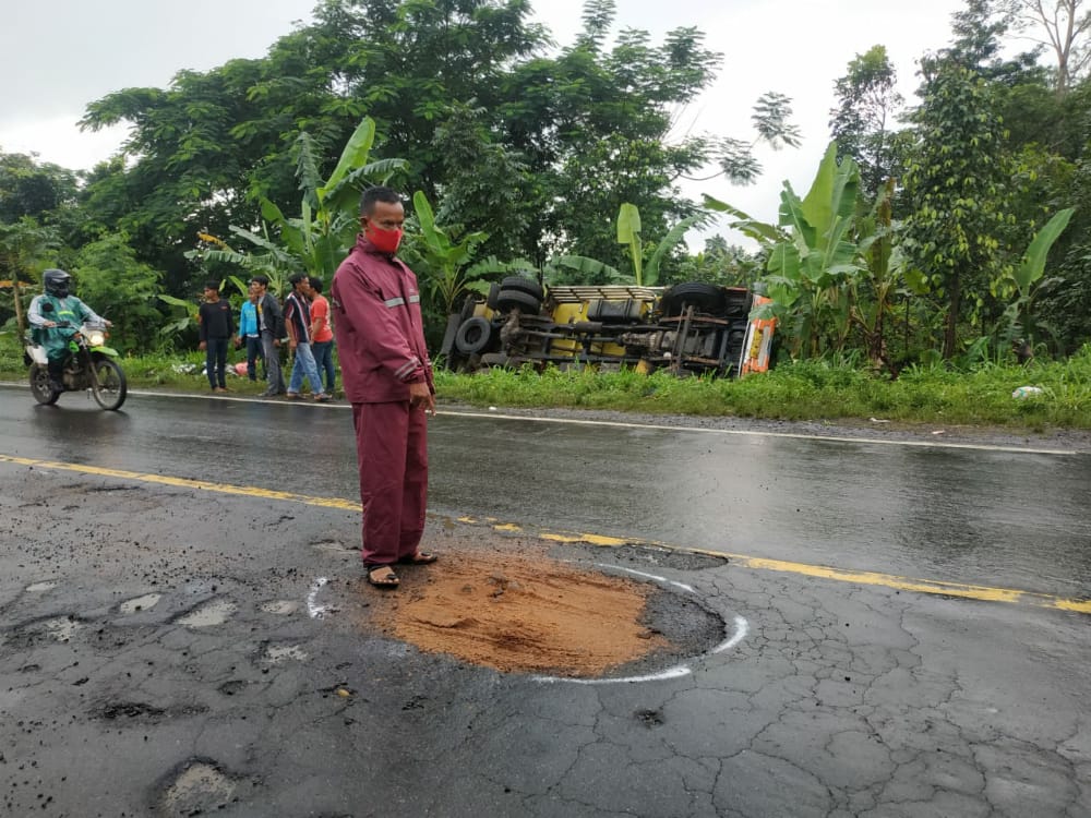 Truk Bermuatan Bahan Gulungan Kabel Terperosok ke Kebun di Jalan Lingkar Timur Cianjur