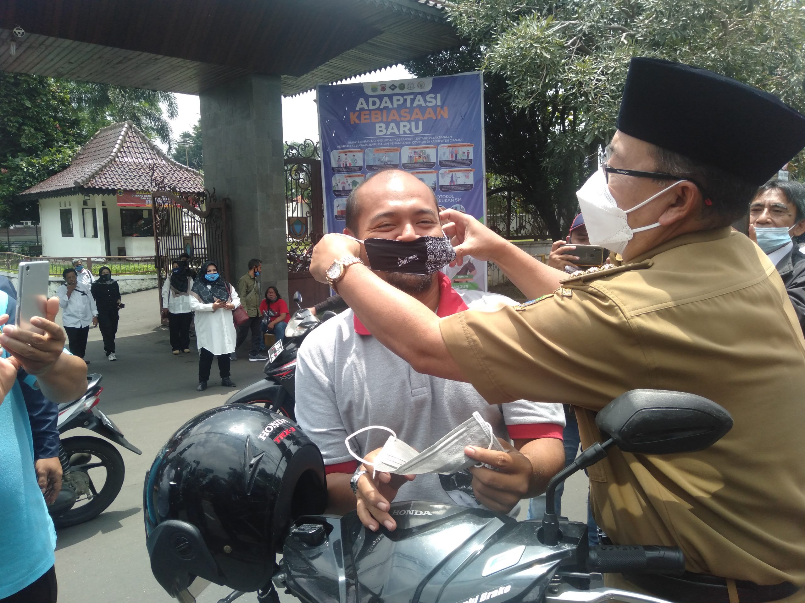 HPN 2021, Plt Bupati dan Wartawan di Cianjur Bagi-bagi Masker