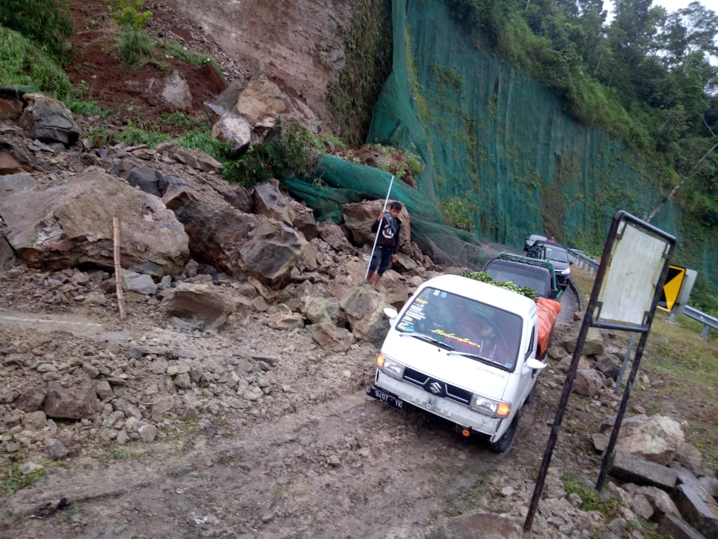 Sempat Tertimbun Longsor, Tanjakan Mala di Naringgul Cianjur Sudah Bisa Dilintasi Kendaraan