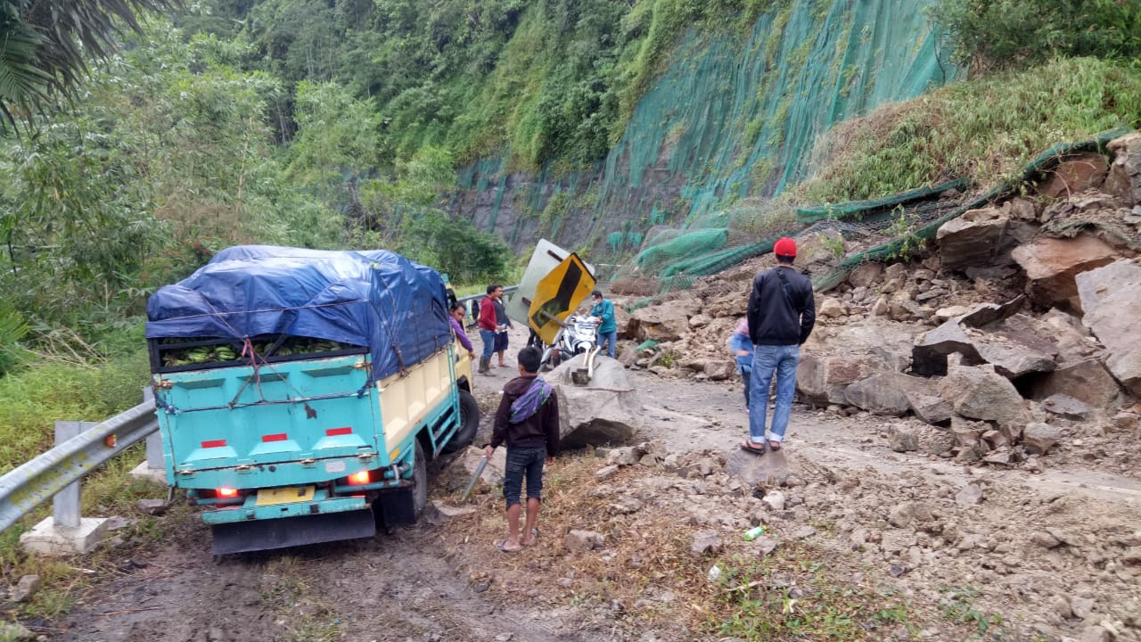 Diguyur Hujan Deras, Tebing Tanjakan Mala di Naringgul Cianjur Longsor