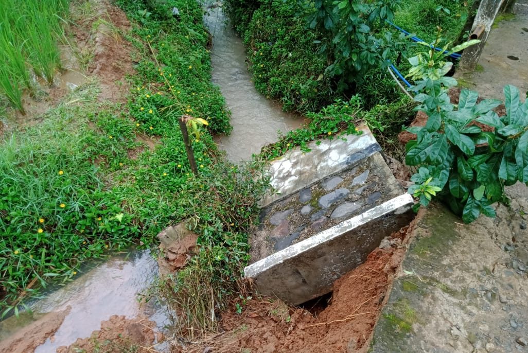 Diguyur Hujan, TPT di Padamulya Pasirkuda Cianjur Ambrol Akibat Pergerakan Tanah