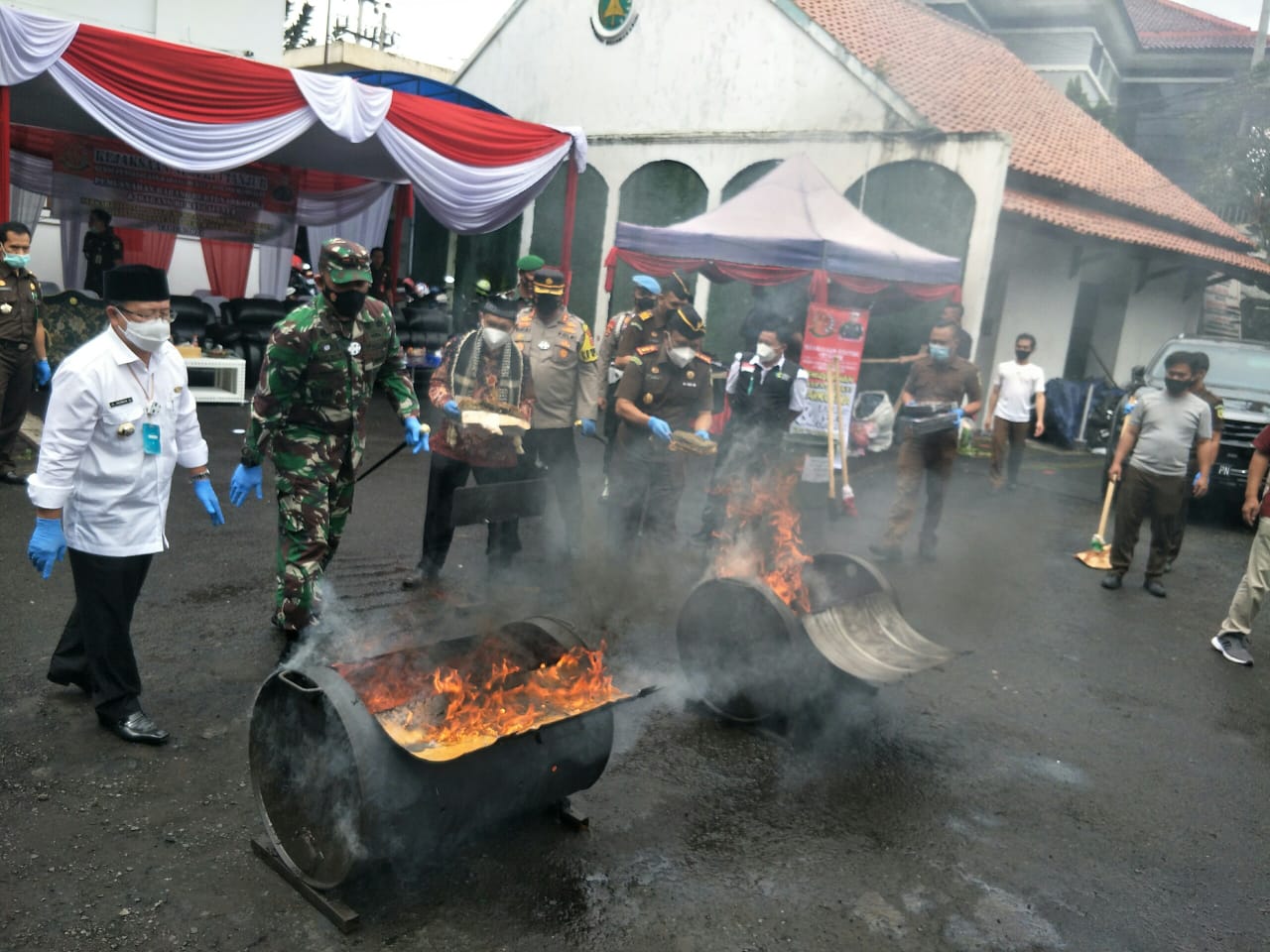 Kejari Cianjur Musnahkan Barang Bukti Uang Palsu hingga Narkotika