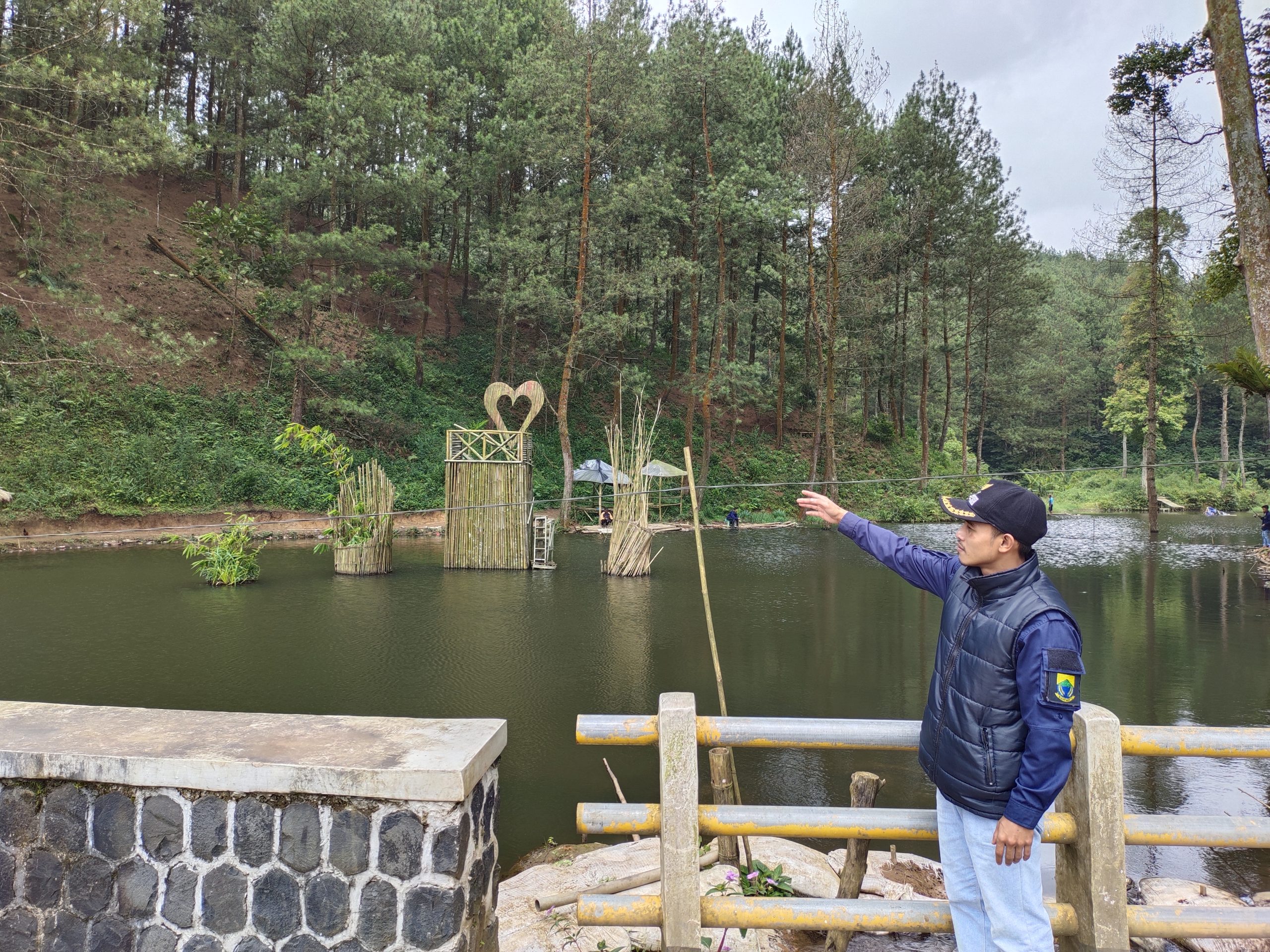 Bakal Jadi Wisata Edukasi, Ini Danau Dengan Pemandangan Hutan Pinus Di Pasawahan Takokak Cianjur