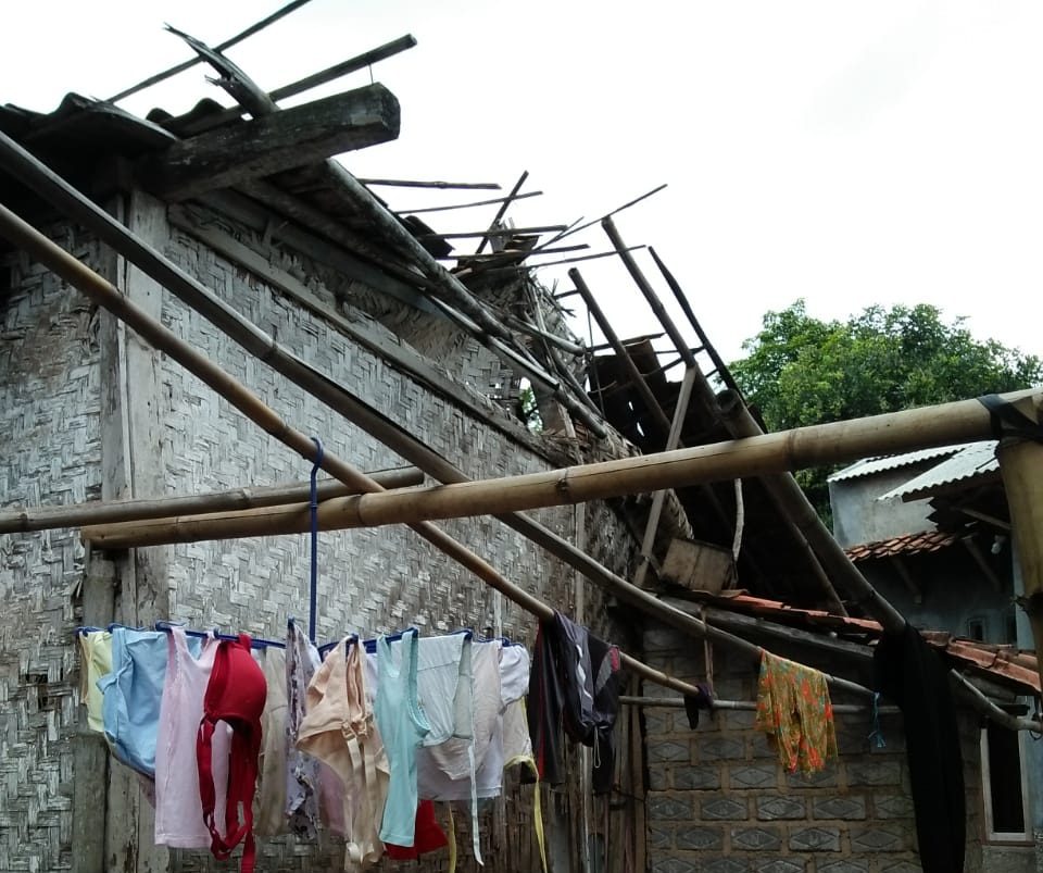 Lapuk Dimakan Usia, Rumah Mak Icih Nyaris Ambruk