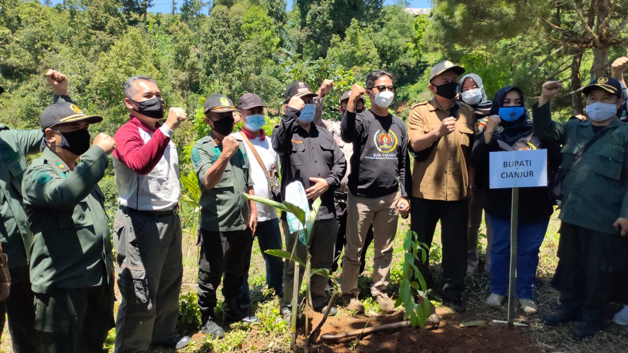 PWI-Perhutani KPH Cianjur Gelar Penanaman Pohon di Sukanagara