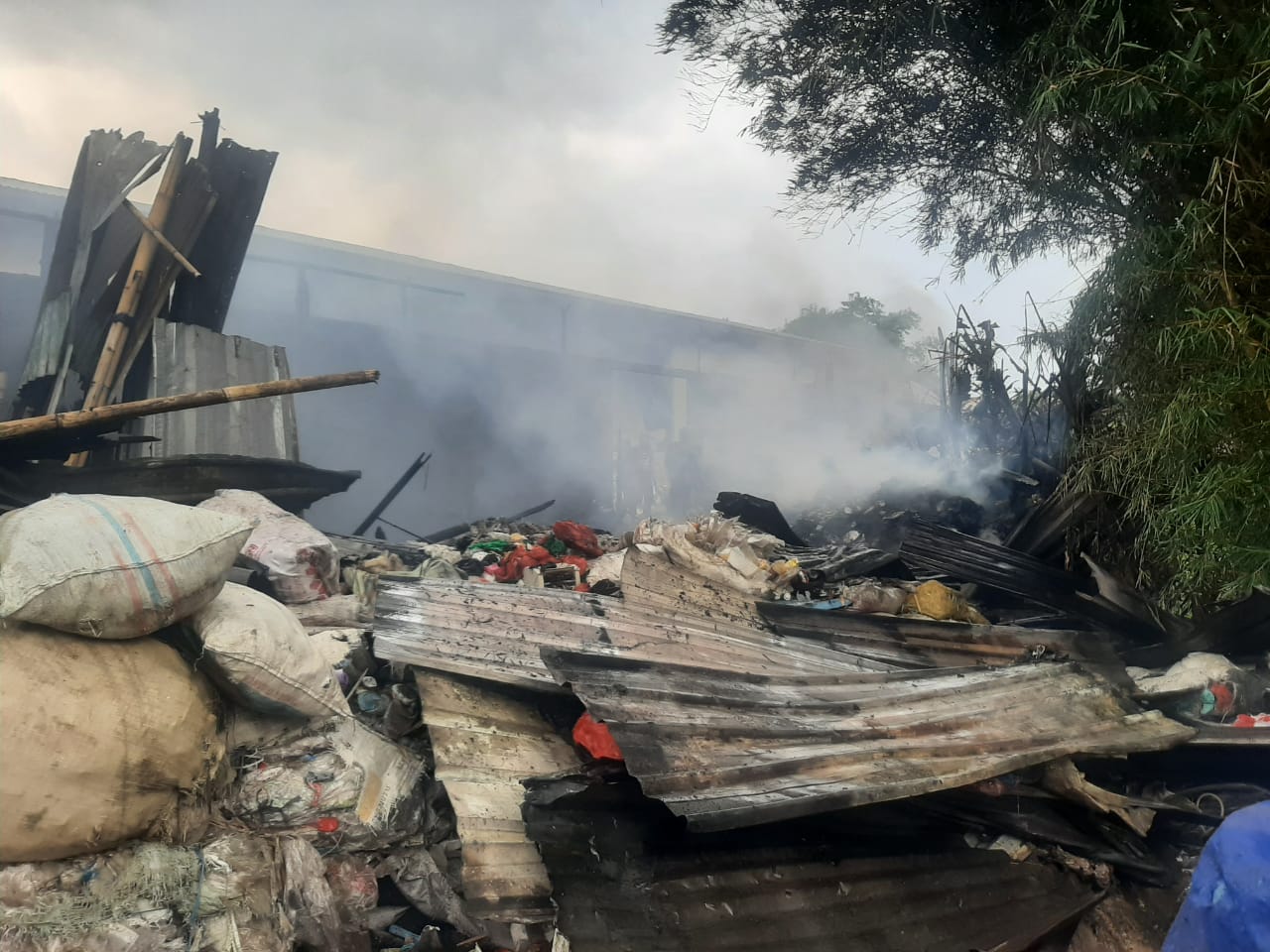 Gudang Rongsokan di Sukaresmi Cianjur Hangus Terbakar, Kerugian Ditaksir Puluhan Juta Rupiah