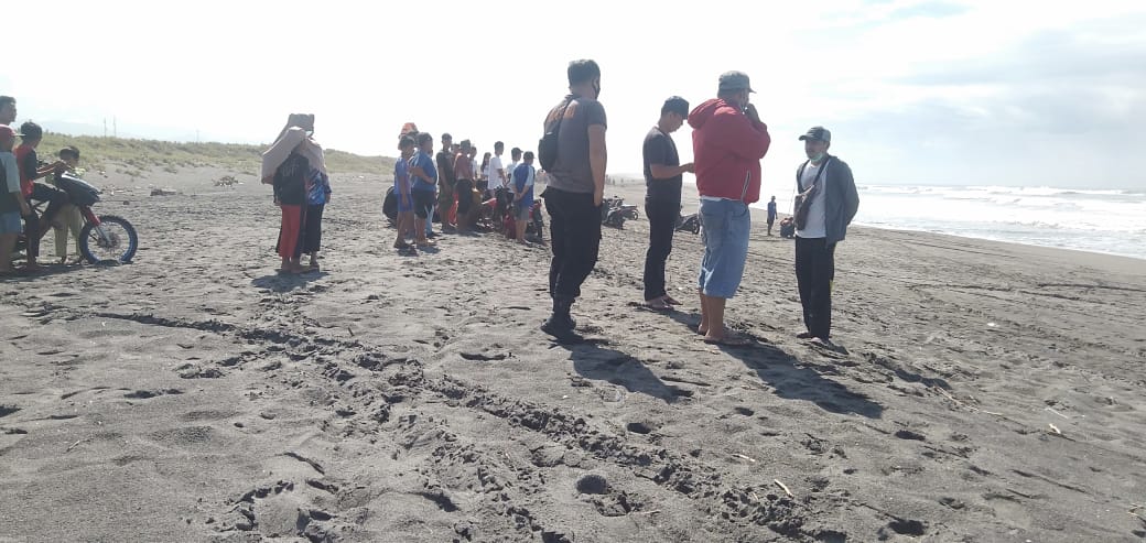 Dua Remaja Terseret Ombak Pantai Simpangsari Cidaun Cianjur: 1 Selamat, 1 Masih Dicari