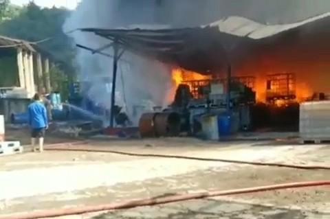 Gudang Penampung Tawas di Sukaluyu Cianjur Hangus Terbakar